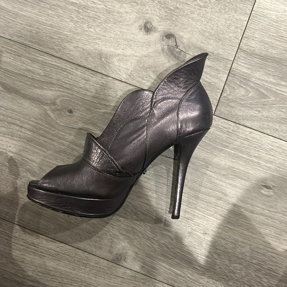 Jerome C. Rousseau Metallic Grey Purple Women's Peep-Toe Shoe 38 1/2 - Picture 11 of 13